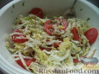 Фото приготовления рецепта: Салат из пекинской капусты с помидорами - шаг №5