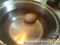 Фото приготовления рецепта: Салат из сыра с помидорами и яйцом - шаг №2