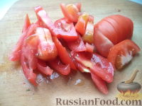 Фото приготовления рецепта: Салат из сыра с помидорами и яйцом - шаг №3