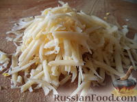Фото приготовления рецепта: Салат из сыра с помидорами и яйцом - шаг №4