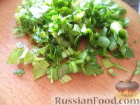 Фото приготовления рецепта: Салат из сыра с помидорами и яйцом - шаг №6
