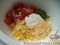 Фото приготовления рецепта: Салат из сыра с помидорами и яйцом - шаг №7