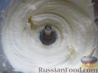 Фото приготовления рецепта: Творожный десерт со смородиной "Ягодное вдохновение" - шаг №3