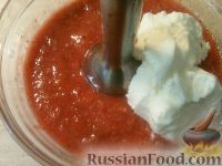 Фото приготовления рецепта: Смузи из клубники и белой шелковицы - шаг №2