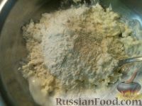 Фото приготовления рецепта: Сырно-луковый пирог - шаг №3