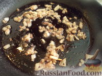 Фото приготовления рецепта: Печень, тушенная в сметанном соусе - шаг №8