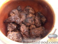 Фото приготовления рецепта: Печень, тушенная в сметанном соусе - шаг №6
