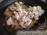 Фото приготовления рецепта: Печень, тушенная в сметанном соусе - шаг №4