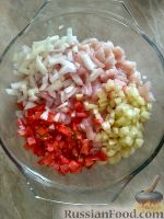 Фото приготовления рецепта: Куриные рубленые котлеты с помидорами и перцем - шаг №2