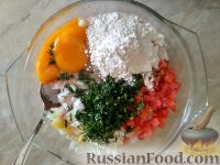 Фото приготовления рецепта: Куриные рубленые котлеты с помидорами и перцем - шаг №4
