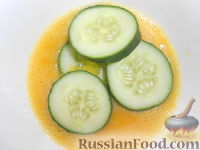 Фото приготовления рецепта: Огурцы, жаренные в панировочных сухарях - шаг №4