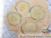 Фото приготовления рецепта: Огурцы, жаренные в панировочных сухарях - шаг №5
