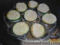Фото приготовления рецепта: Огурцы, жаренные в панировочных сухарях - шаг №6
