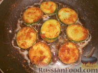 Фото приготовления рецепта: Огурцы, жаренные в панировочных сухарях - шаг №7