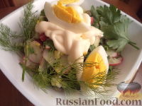 1. Салат с щавелем, огурцами, оливками и маслинами
