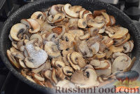 Фото приготовления рецепта: Картофельная запеканка с грибами и сыром - шаг №3