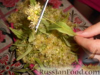 Фото приготовления рецепта: Варенье из цветков липы - шаг №3
