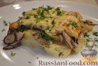 Фото приготовления рецепта: Картофельная запеканка с грибами и сыром - шаг №6
