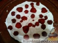 Фото приготовления рецепта: Бисквитный торт с ягодами и белковым кремом - шаг №12
