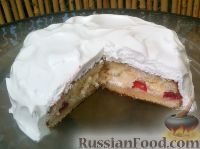 Фото приготовления рецепта: Бисквитный торт с ягодами и белковым кремом - шаг №14