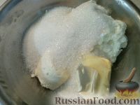 Фото приготовления рецепта: Творожно-клубничные кексы - шаг №1