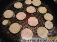 Фото приготовления рецепта: Закуска из жареных кабачков с овощами - шаг №4