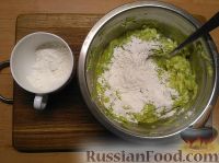 Фото приготовления рецепта: Кабачковые оладьи с зеленью - шаг №3