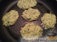 Фото приготовления рецепта: Кабачковые оладьи с зеленью - шаг №5