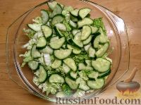 Фото приготовления рецепта: Овощной салат с базиликом и петрушкой - шаг №2