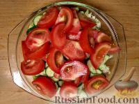 Фото приготовления рецепта: Овощной салат с базиликом и петрушкой - шаг №3