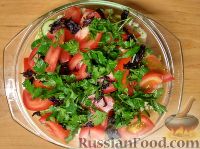 Фото приготовления рецепта: Овощной салат с базиликом и петрушкой - шаг №4