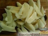 Фото приготовления рецепта: Камбала, запеченная с картофелем и луком - шаг №4
