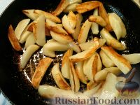 Фото приготовления рецепта: Камбала, запеченная с картофелем и луком - шаг №6