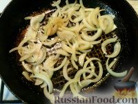 Фото приготовления рецепта: Камбала, запеченная с картофелем и луком - шаг №7
