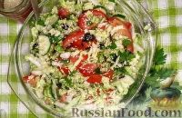 Фото приготовления рецепта: Овощной салат с базиликом и петрушкой - шаг №5