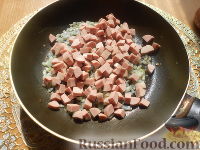 Фото приготовления рецепта: Поджарка из колбасы или сосисок - шаг №5