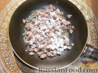 Фото приготовления рецепта: Поджарка из колбасы или сосисок - шаг №6