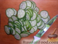 Фото приготовления рецепта: Салат из огурцов и щавеля - шаг №2