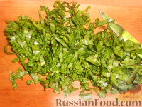 Фото приготовления рецепта: Салат из огурцов и щавеля - шаг №3