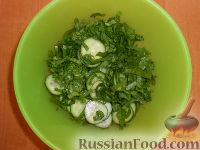 Фото приготовления рецепта: Салат из огурцов и щавеля - шаг №4