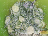 Фото приготовления рецепта: Салат из огурцов и щавеля - шаг №6