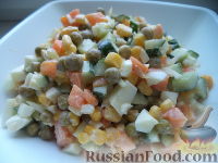 Фото к рецепту: Салат из огурцов, зеленого горошка и кукурузы