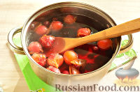 Фото приготовления рецепта: Напиток из красной алычи и вишни - шаг №5
