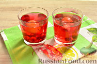 Фото приготовления рецепта: Напиток из красной алычи и вишни - шаг №8