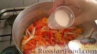 Фото приготовления рецепта: Слоеный салат с курицей и красной смородиной - шаг №9