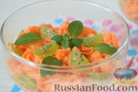 Фото к рецепту: Салат из моркови и крыжовника