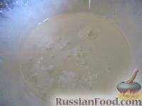 Фото приготовления рецепта: Картошка с куриной печенью и грибами (в духовке) - шаг №6