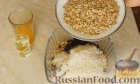 Фото приготовления рецепта: Гранола (запеченные мюсли) с орехами и черносливом - шаг №4