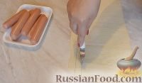 Фото приготовления рецепта: Сосиски в слоеном тесте "Забавные малыши" - шаг №3