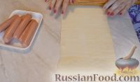 Фото приготовления рецепта: Сосиски в слоеном тесте "Забавные малыши" - шаг №2